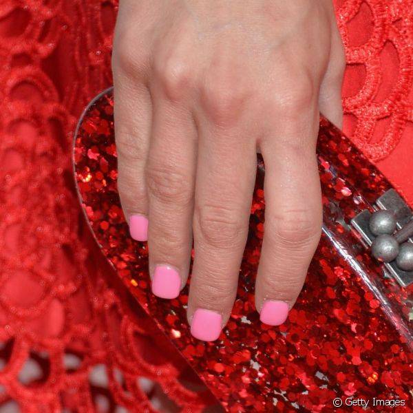 A cantora também costuma usar as cores das unhas para fazer contraste com as roupas assim como aconteceu com esse esmalte rosa e vestido vermelho usados para uma competição, em 2014